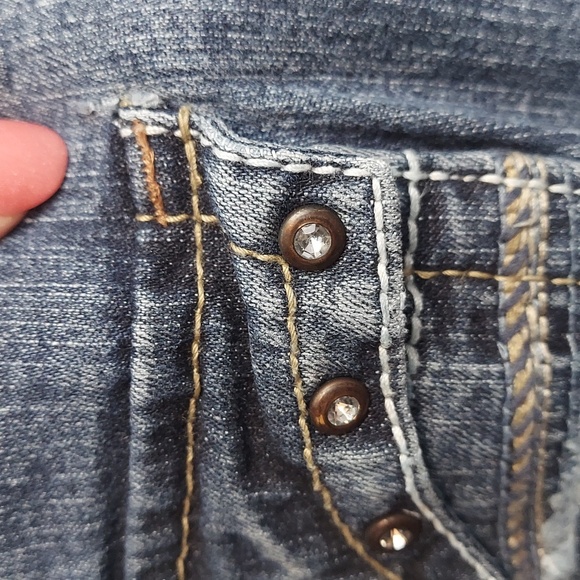 โข Wallflower Stretchy Distressed Cropped Capri Jeans, Medium Blue Wash. Size 20 - Picture 10 of 10